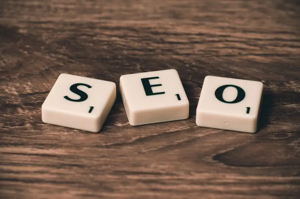lettres style scrabble représentant le mot seo