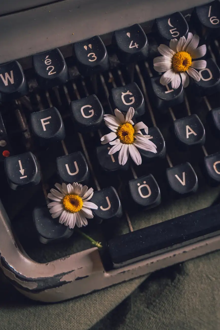 Clavier de copywriter tourisme parsemé de marguerites