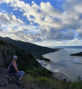 Randonneuse assise en haut du Grand Morne