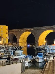 Vue de nuit sur le vallon des auffes marseille