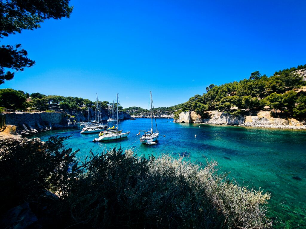 Marseille crique eau bleue avec bateaux