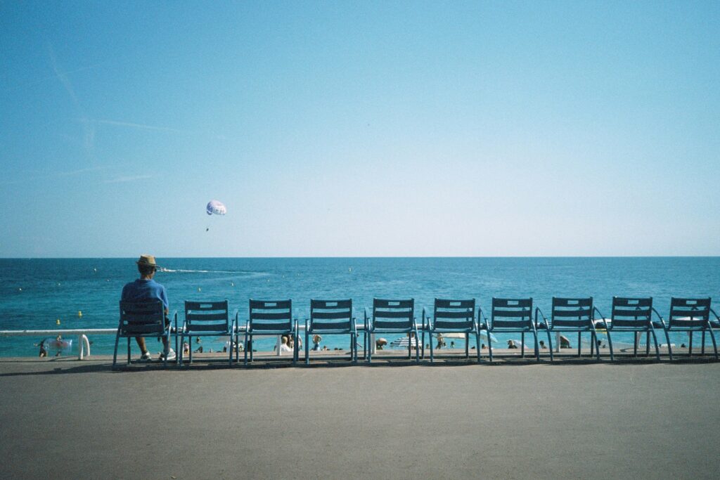 promenade des anglais Homme assis face mer promenade des Anglais Nice