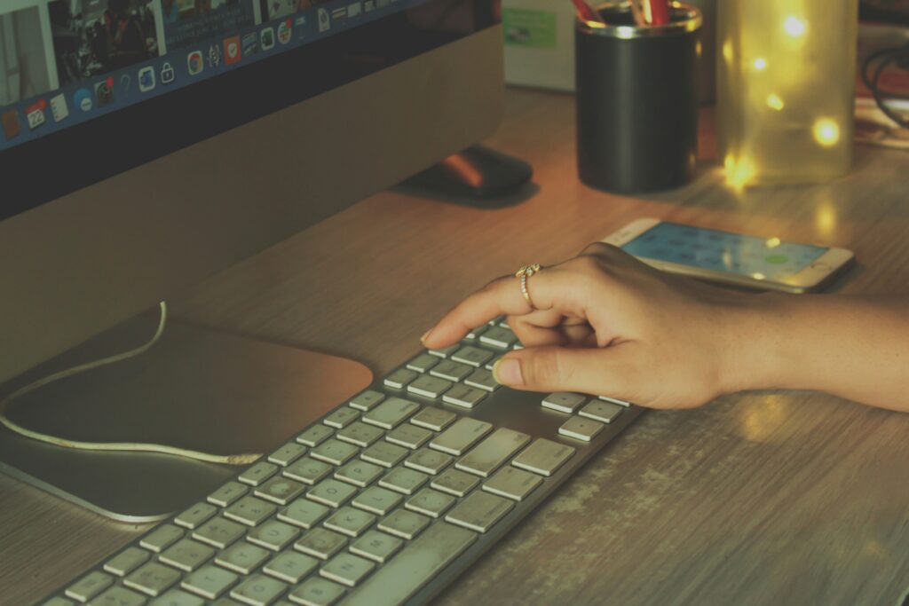 Main sur clavier directrice site touristique