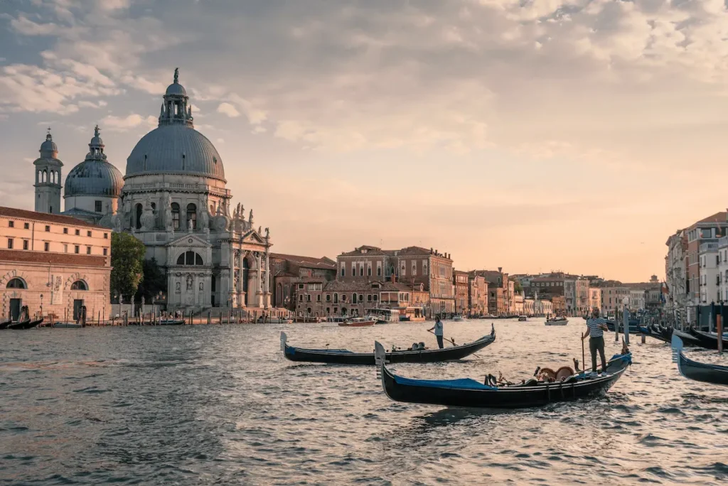 Gondoles à Venise au coucher du soleil