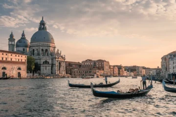 Gondoles à Venise au coucher du soleil