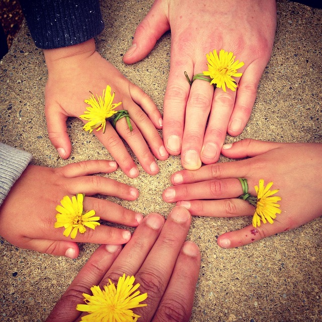 heureux 5 mains avec marguerites entre doigts