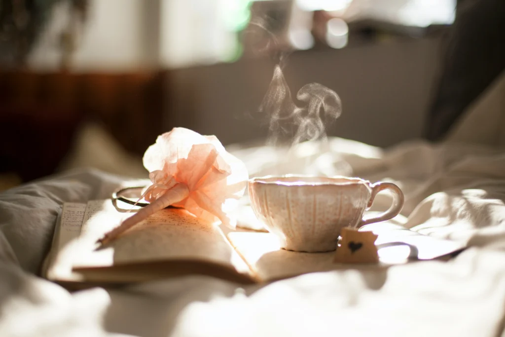 Carnet et tasse fumante, plume éditoriale tourisme
