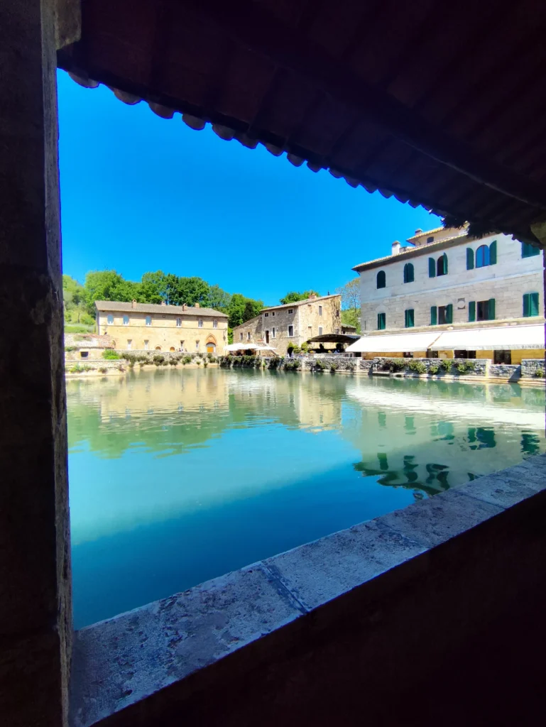 Bagno vinoni bassin d'eau thermale place village Bagno VinoniBagno