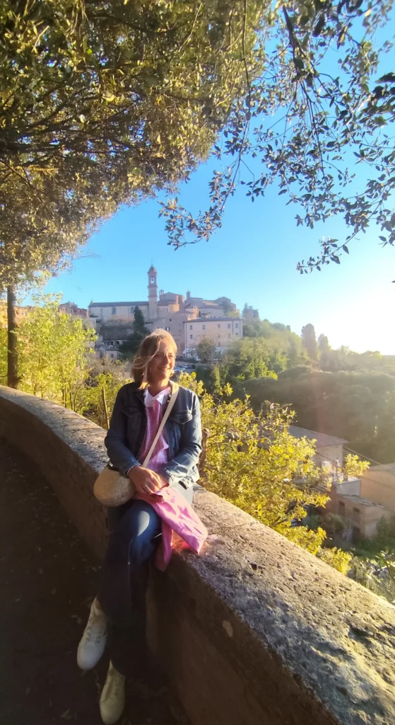 Lumiére Toscane Femme dans lumiére du soir devant Montepulciano