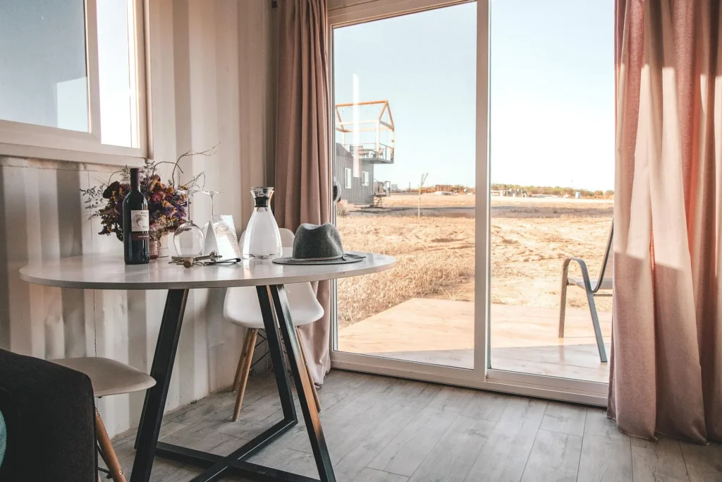  storytelling tourisme fenêtre chambre ouverte sur plage sable