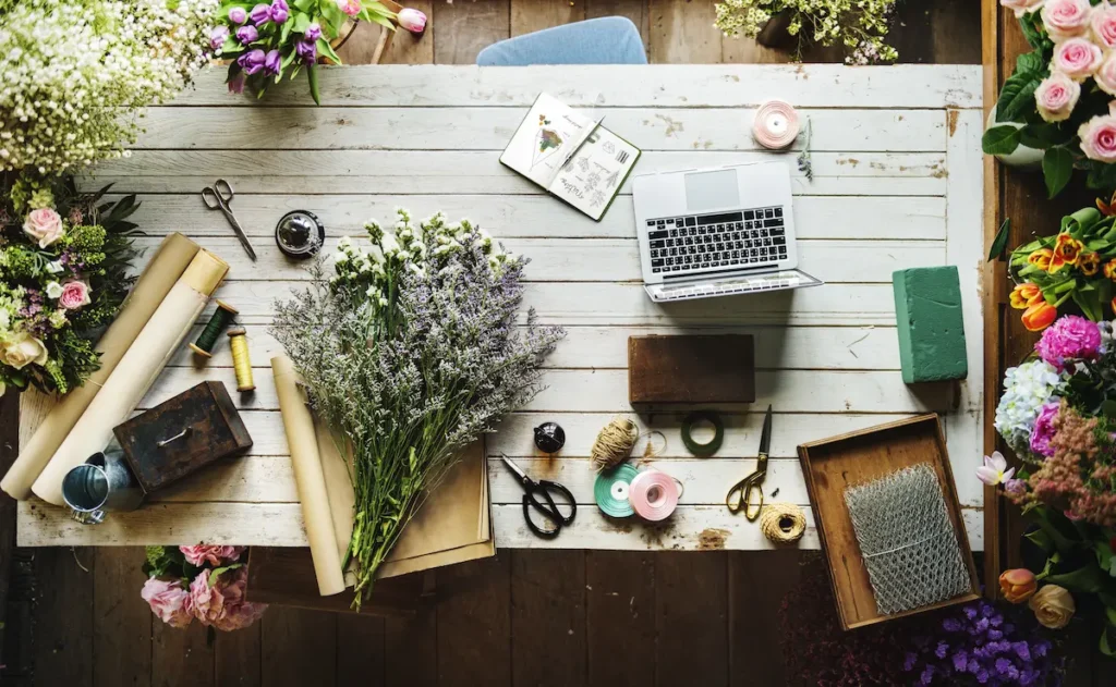 bureau avec bouquets fleurs Bureau avec fleurs rédactrice web tourisme