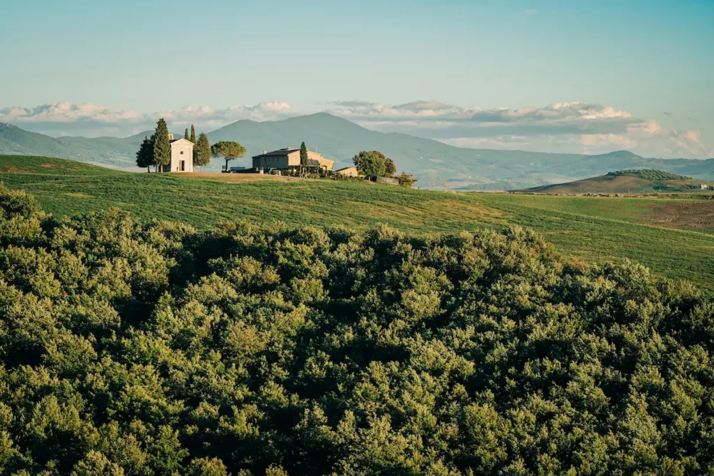 Vue de loin de la chapelle Madonna di vitaleta
