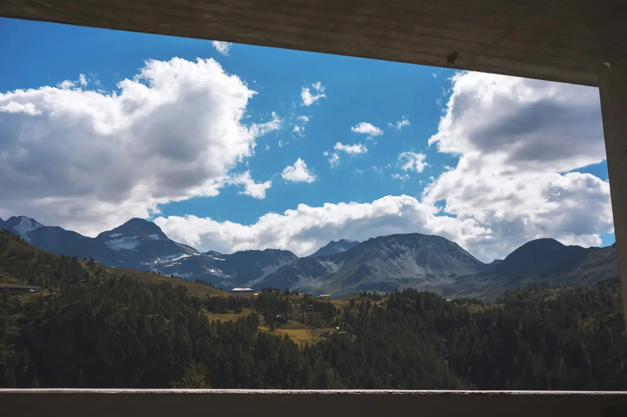 Fenêtre sur montagne