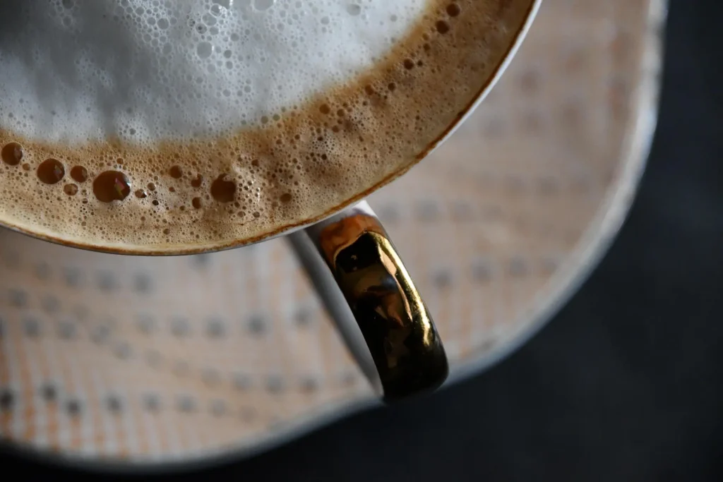  Zoom sur tasse élégante cappuccino 