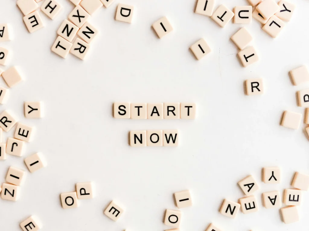mots lettres de scrabble formant le mot start now