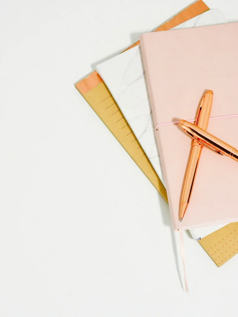 carnet et stylo élégant de rédactrice web tourisme
