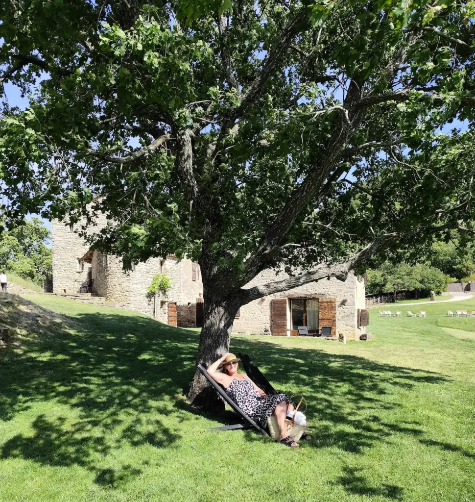 Lubéron Femme assise sous arbre campagne luberon