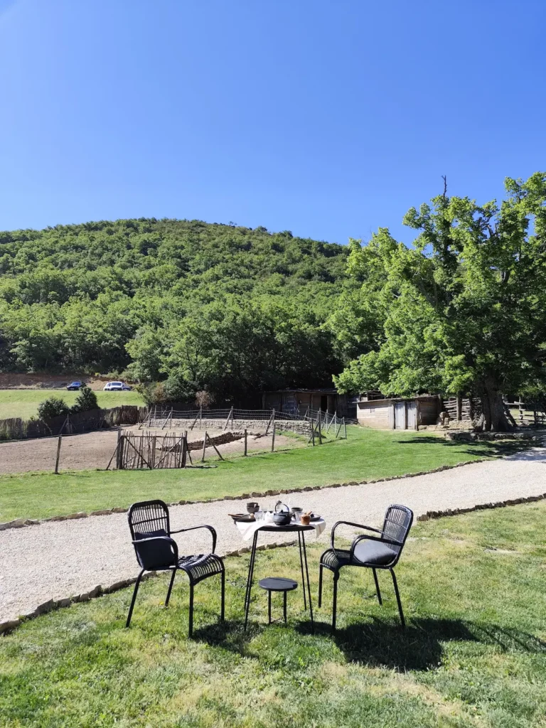Petit déjeuner Castellas Table petit déjeuner séjour luberon