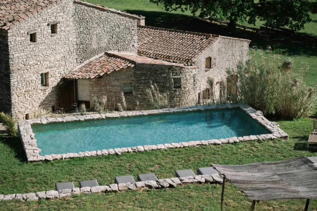 Piscine Castelas Vue sur Bassin hameau castellas