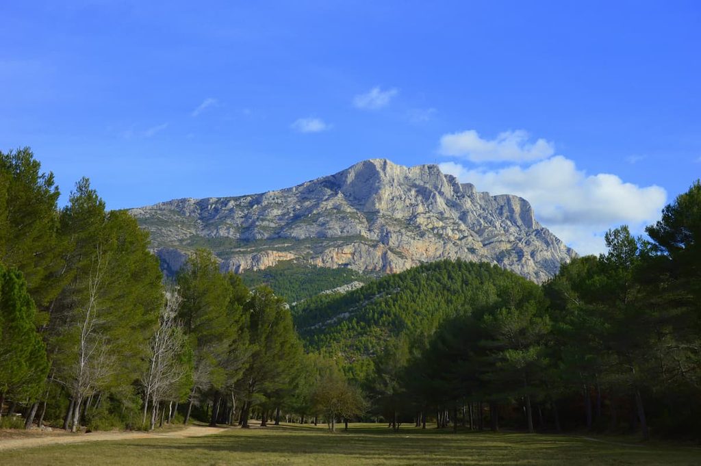 pique nique sainte victoire. Parc en bas de montagne sainte victoire