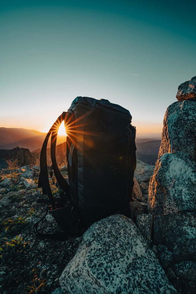 sac a dos montagne gros plan sur sac à dos posé sur montagne